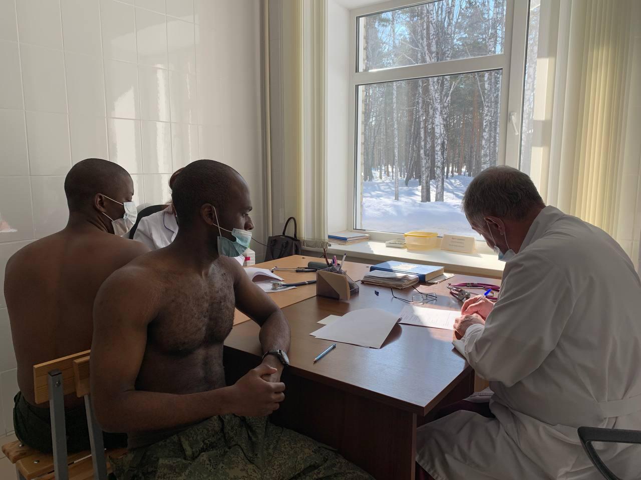Фото Африканские курсанты вакцинировались от коронавируса в Новосибирске 2